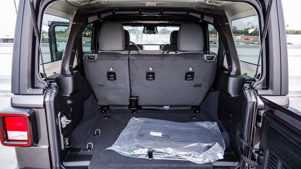 New 2026 Granite Crystal Metallic Clearcoat Jeep Sport S image 31