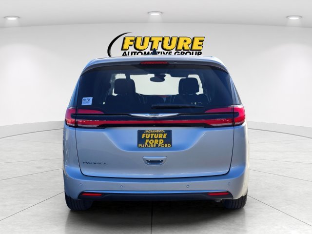 Used 2024 Silver Chrysler Touring L image 5