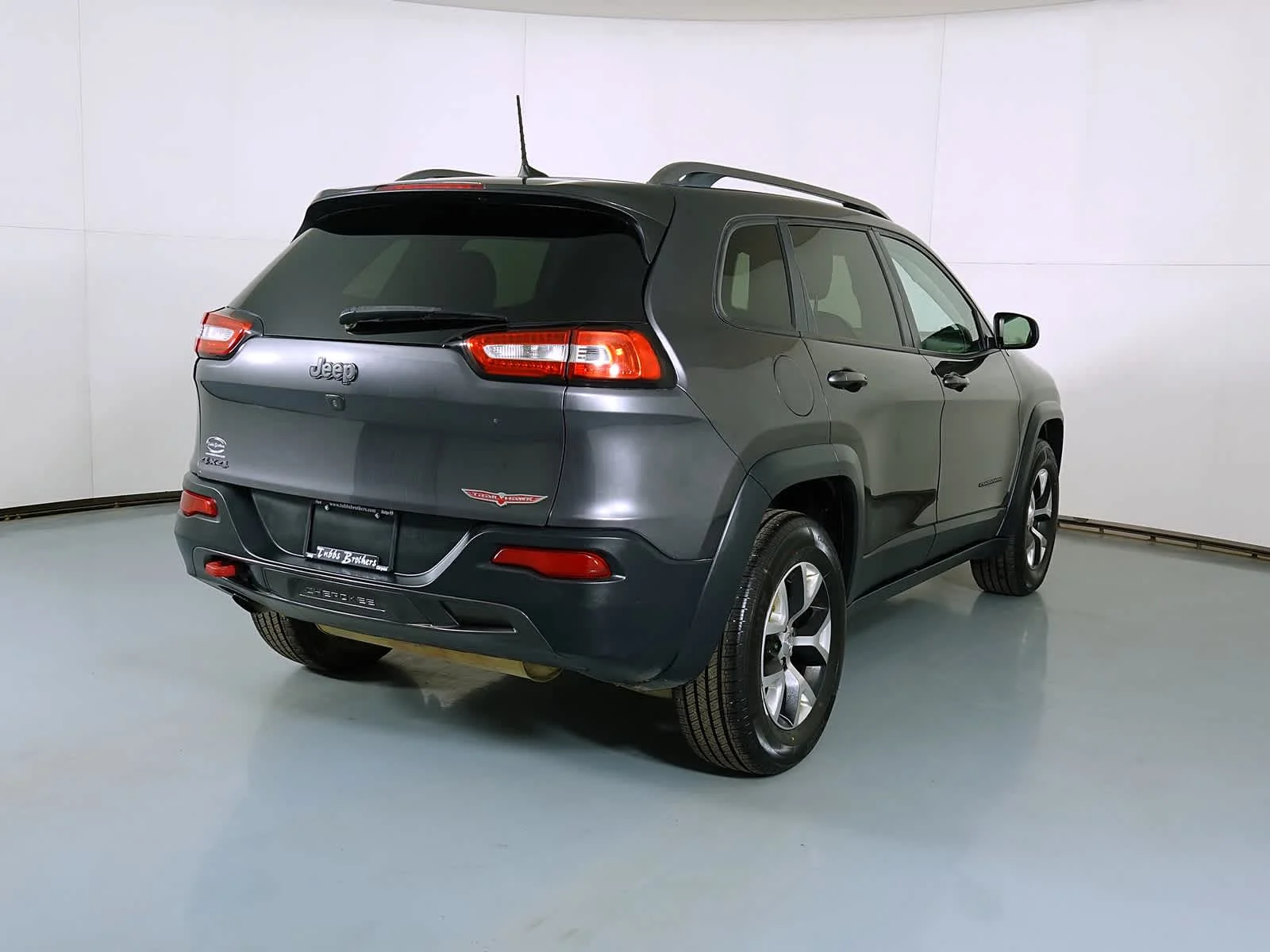 Used 2016 Granite Crystal Metallic Clearcoat Jeep Trailhawk image 3