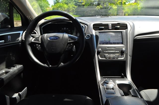 Used 2020 Black Ford SE image 17