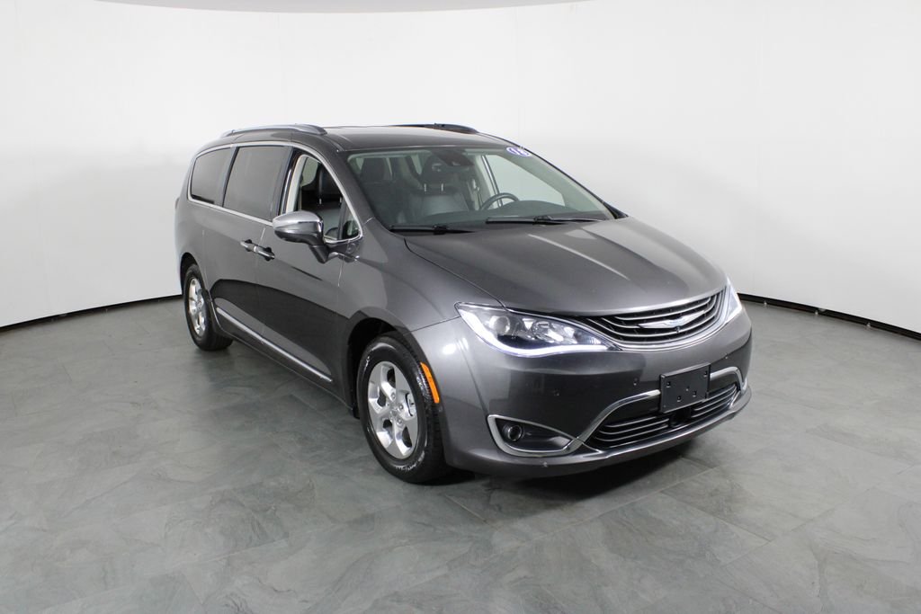 Used 2018 Gray Chrysler Limited image 4