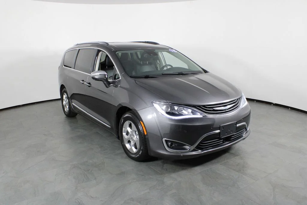 Used 2018 Gray Chrysler Limited image 4