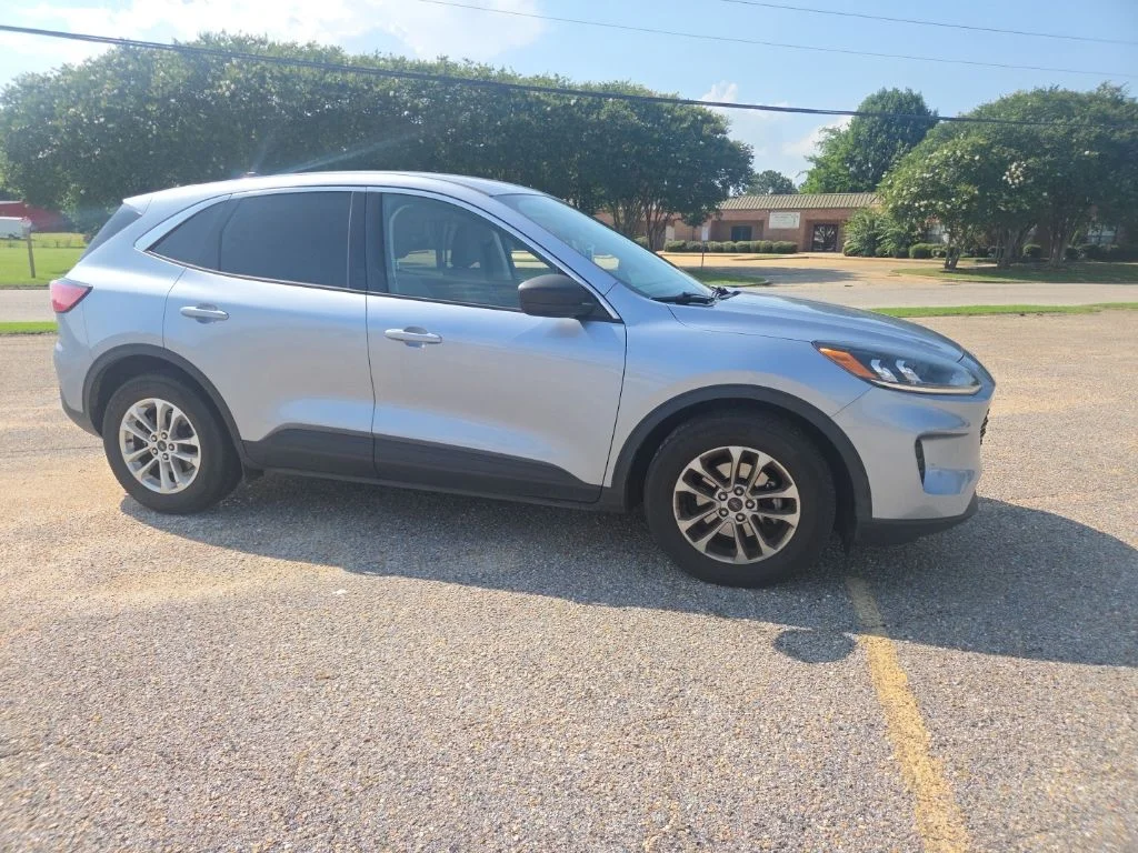 Used 2022 Blue Silver Metallic Ford SE image 11