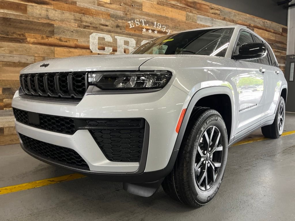 New 2026 Silver Zynith Exterior Paint Jeep Laredo Altitude image 15