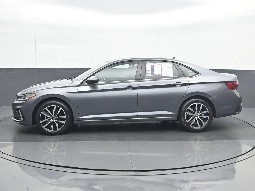 Used 2025 Gray Volkswagen 1.5T SE image 3
