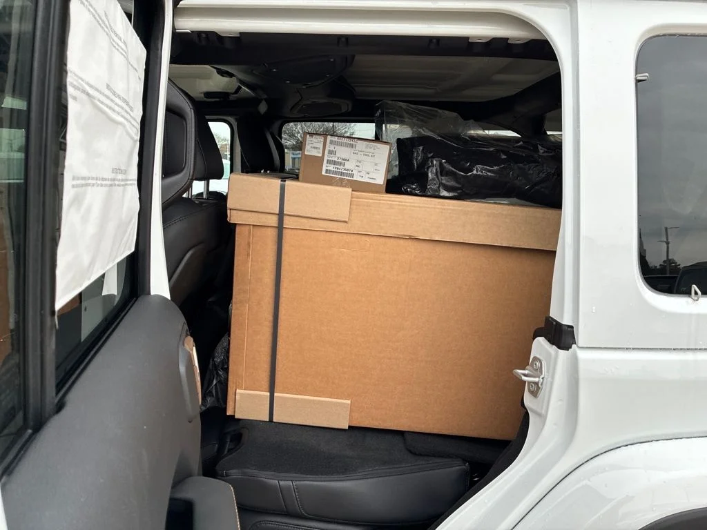 New 2025 Bright White Clear-Coat Exterior Paint Jeep Sahara image 25