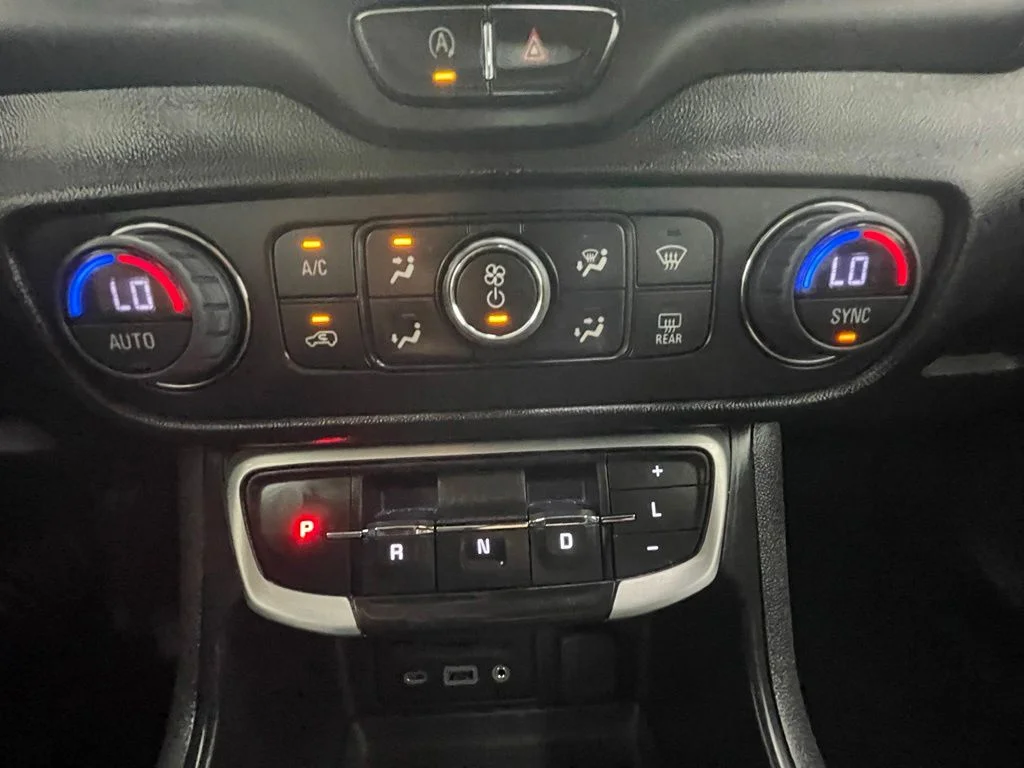 Used 2022 White GMC SLT image 24
