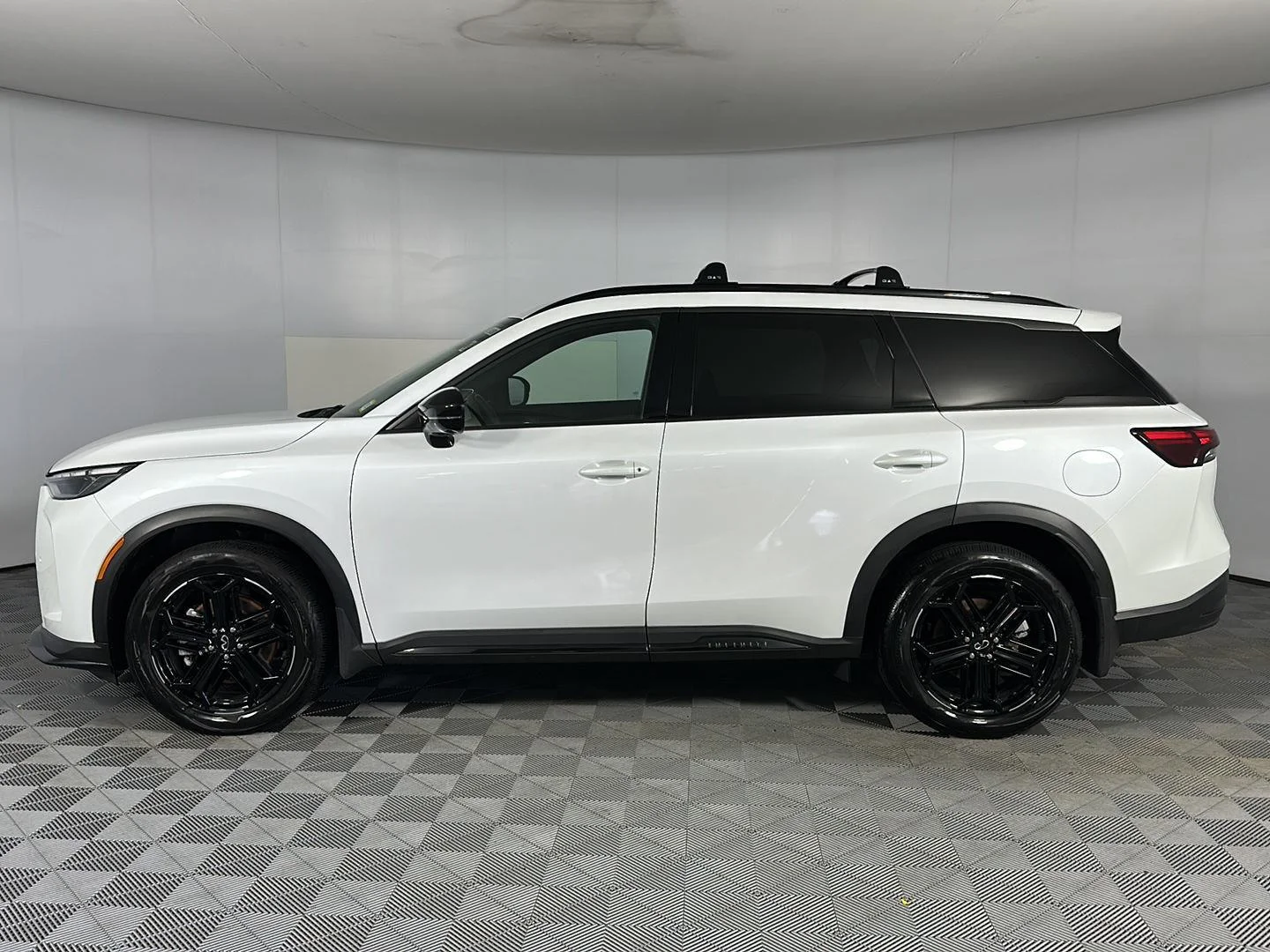 Used 2026 Radiant White INFINITI SPORT image 5