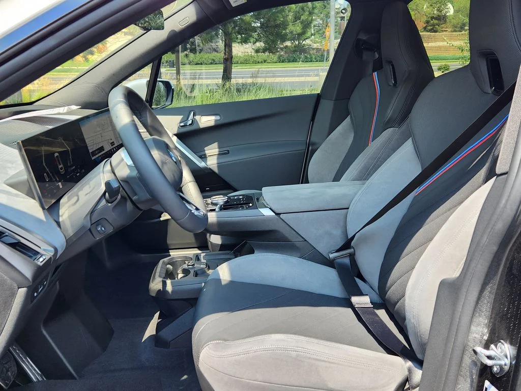 Used 2026 White Metallic BMW xDrive60 image 8