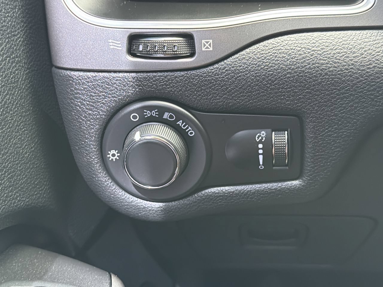 Used 2020 Diamond Black Crystal Pearlcoat Jeep Latitude image 24