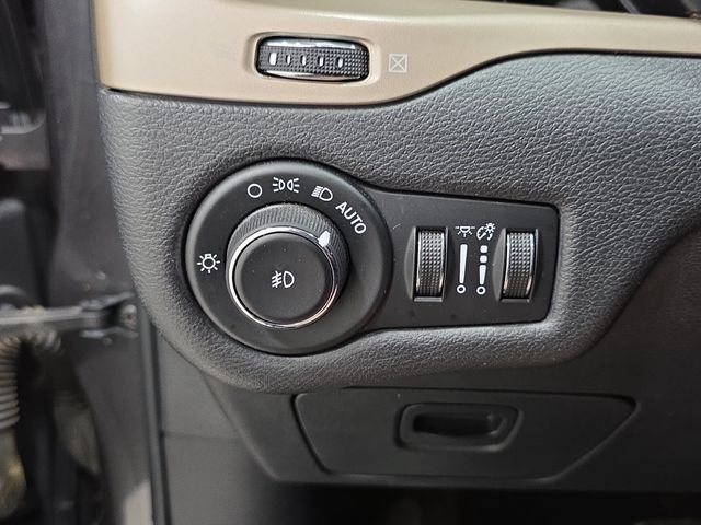 Used 2016 Gray Jeep Limited image 26