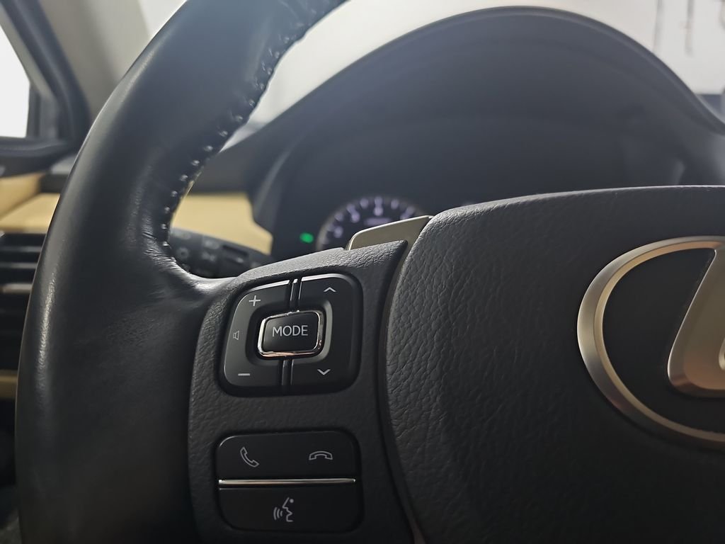 Used 2017 White Lexus 200t image 19