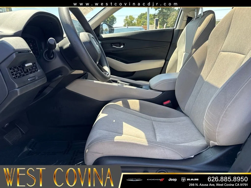 Used 2025 White Honda SE image 22