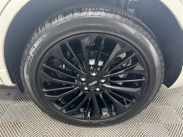 Used 2023 White Lincoln Standard image 10