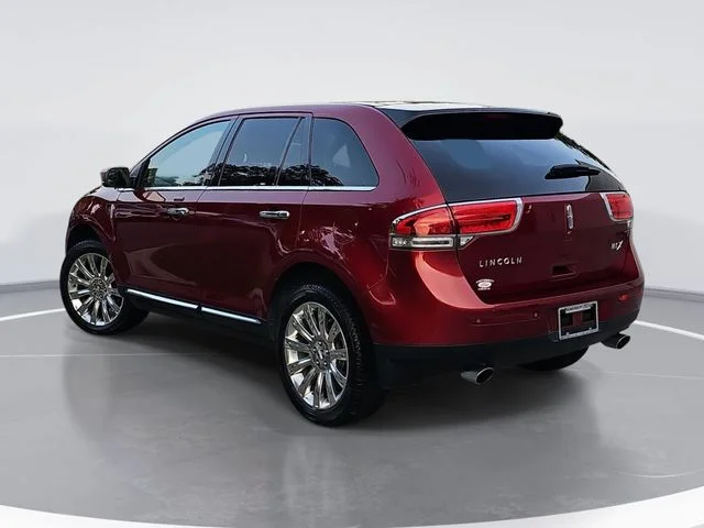 Used 2015 Red Lincoln Base image 5