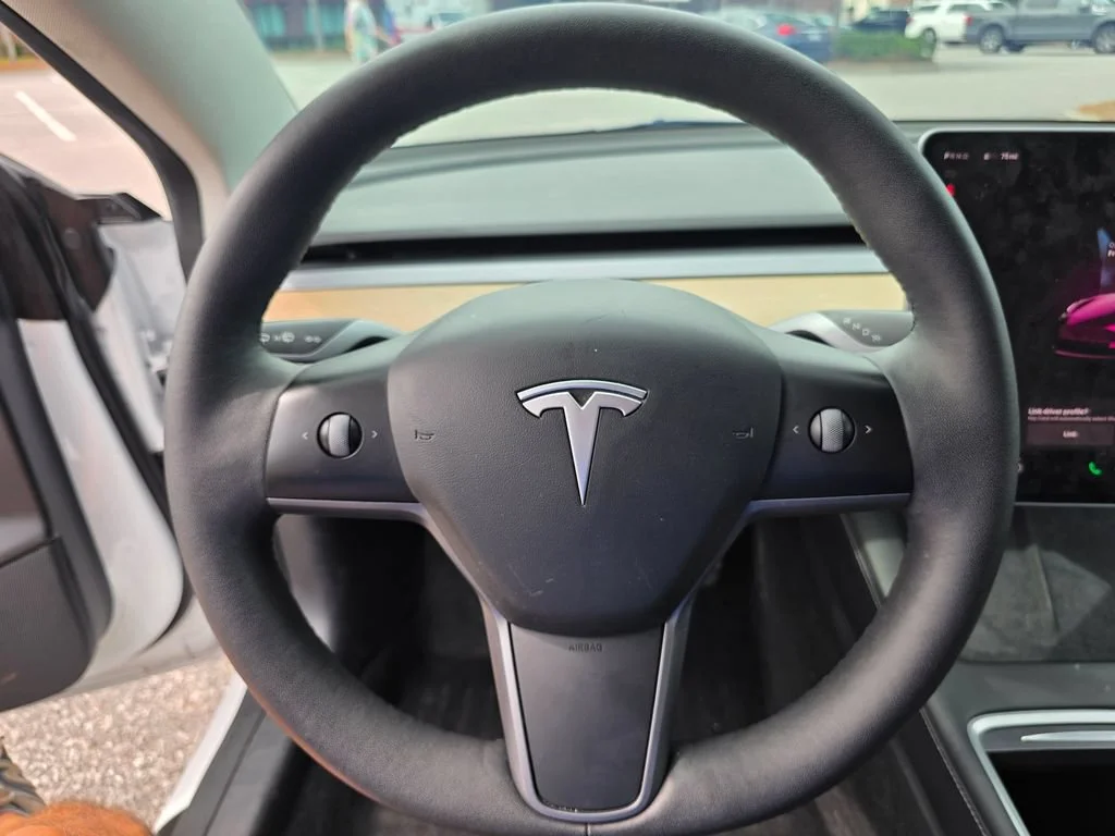 Used 2022  Tesla RWD image 21