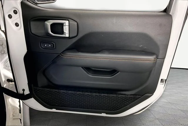 Used 2021 White Jeep Mojave image 27