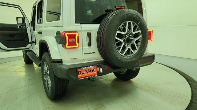 New 2026 Bright White Clear-Coat Exterior Paint Jeep Sahara image 15