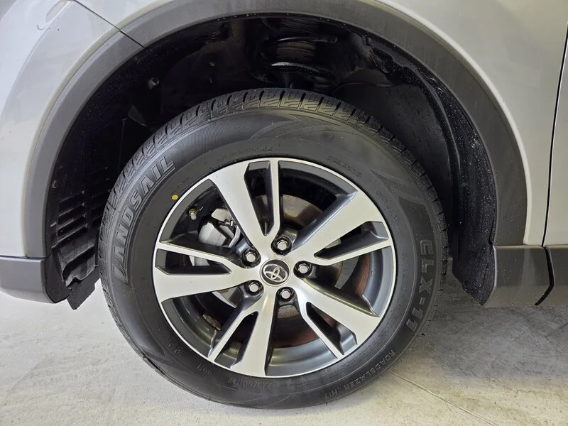 Used 2018 Silver Sky Metallic TOYOTA XLE AWD image 23