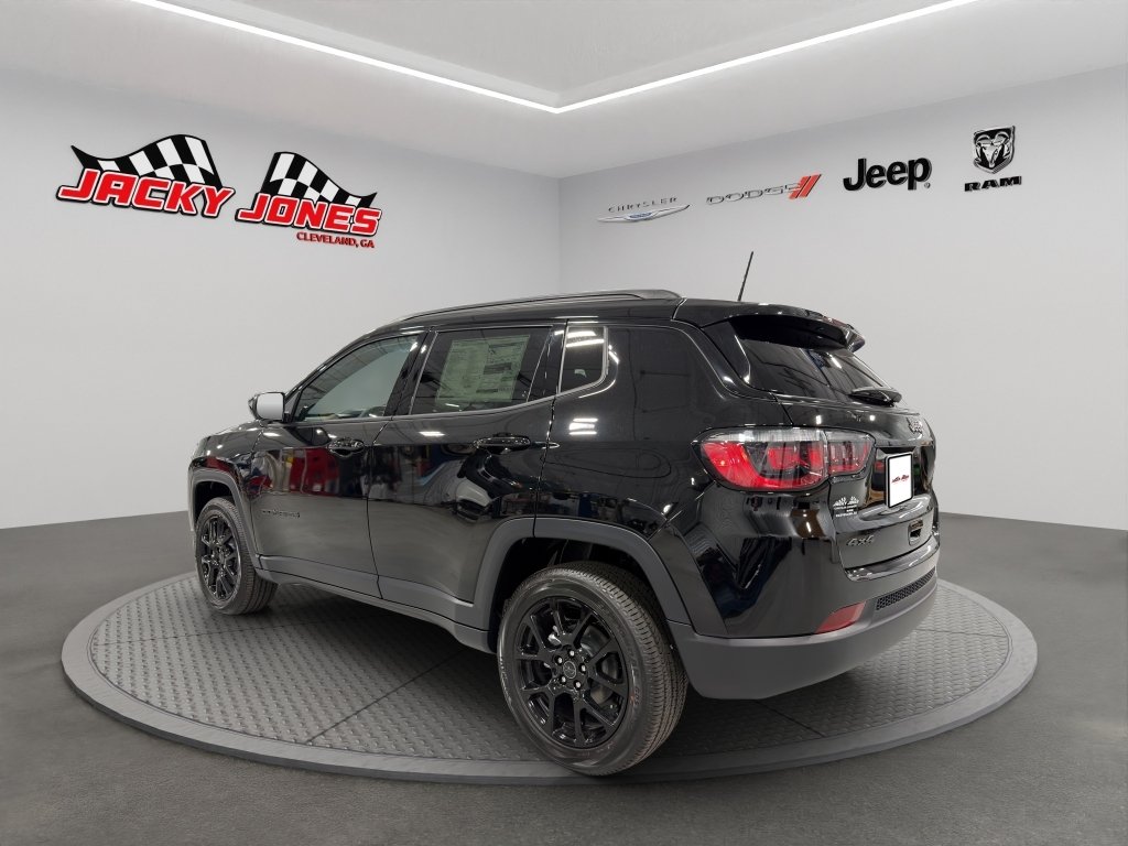 New 2026 Diamond Black Crystal Pearlcoat Jeep Latitude Altitude image 6