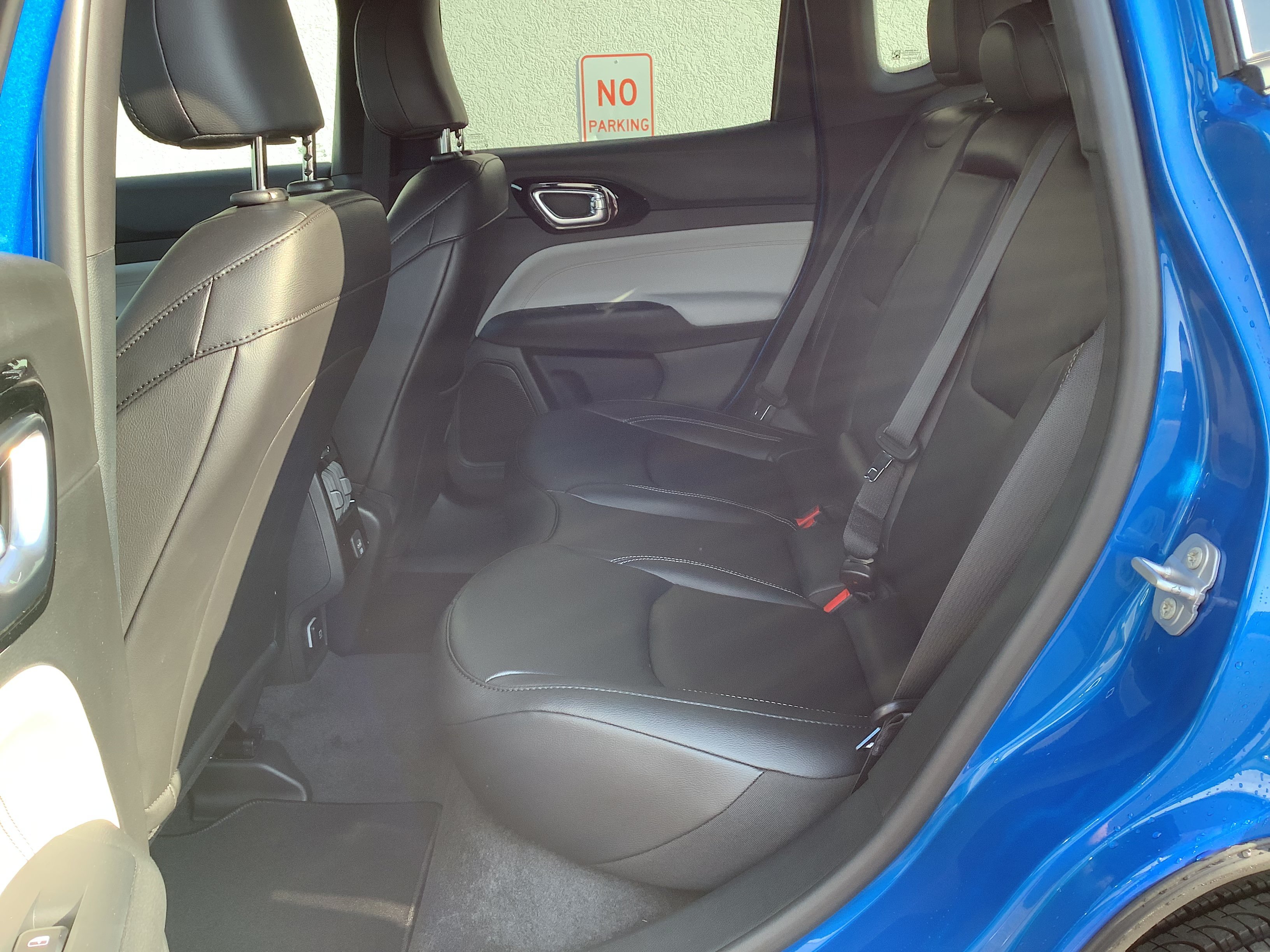 New 2026 Hydro Blue Pearl-Coat Exterior Paint Jeep Limited image 9