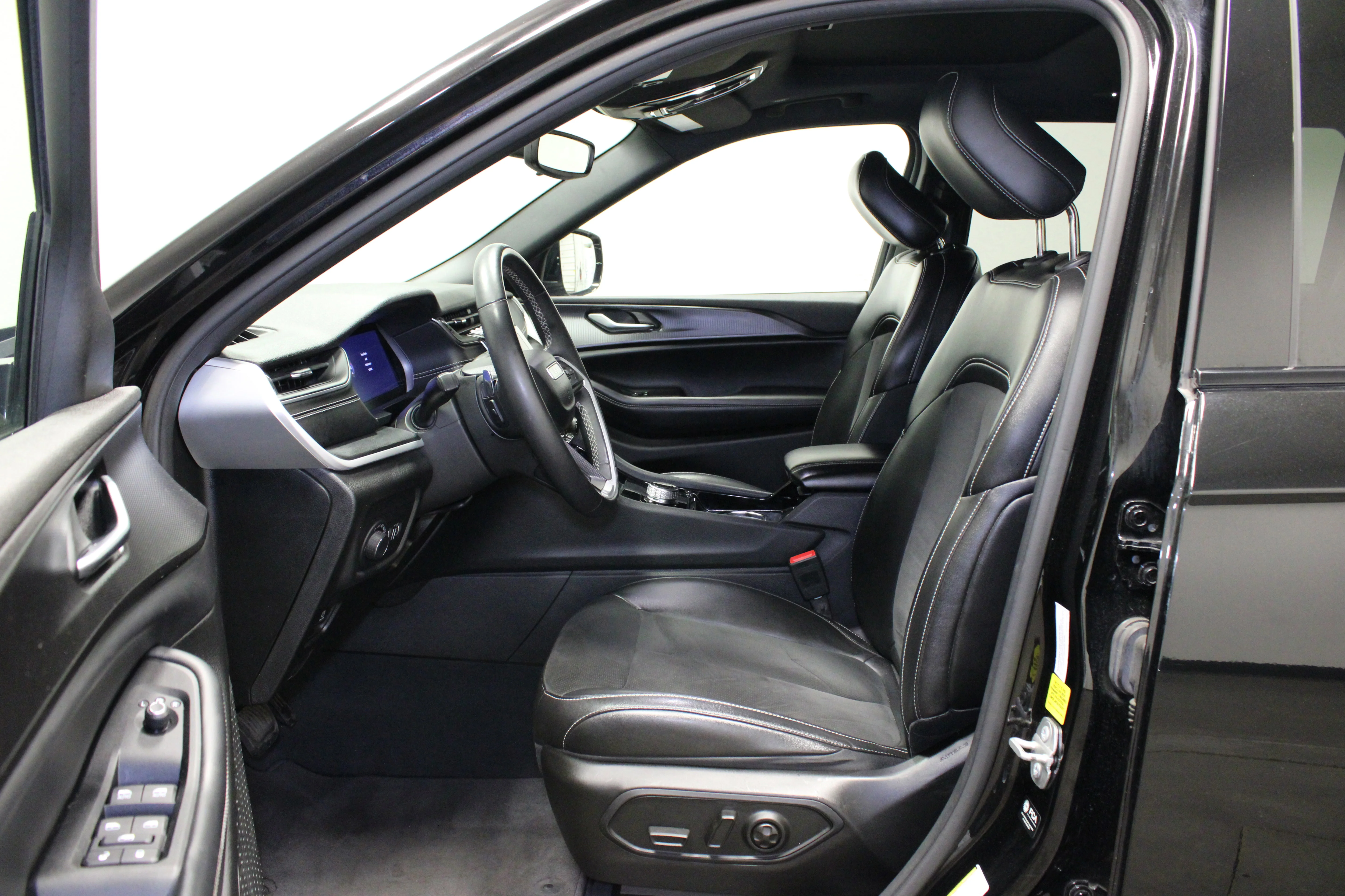 Used 2023 Diamond Black Crystal Pearlcoat Jeep Altitude image 19