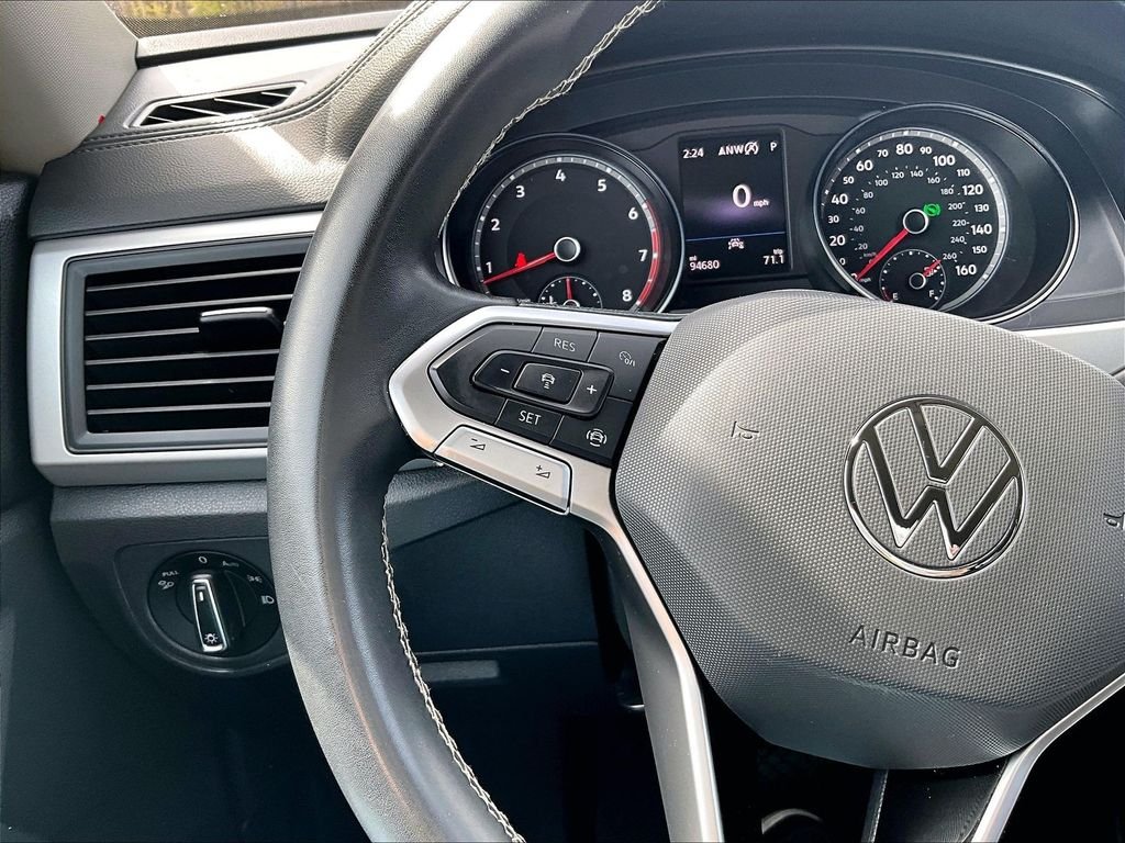 Used 2021 Deep Black Pearl Volkswagen 3.6L V6 SE w/Technology image 24