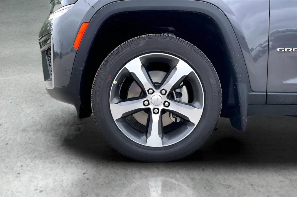 New 2026 Baltic Gray Metallic Clear-Coat Exterior Paint Jeep Limited image 18