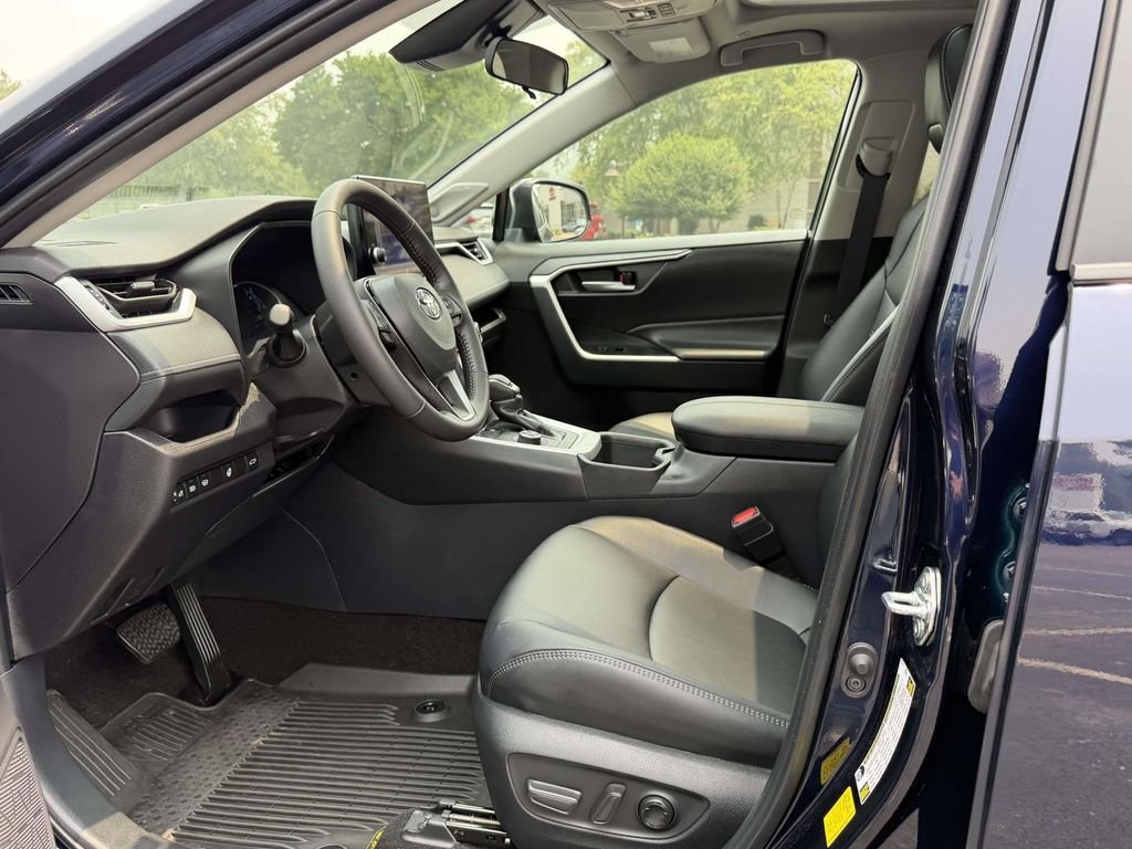 Certified Used 2025  Toyota XLE Premium image 16