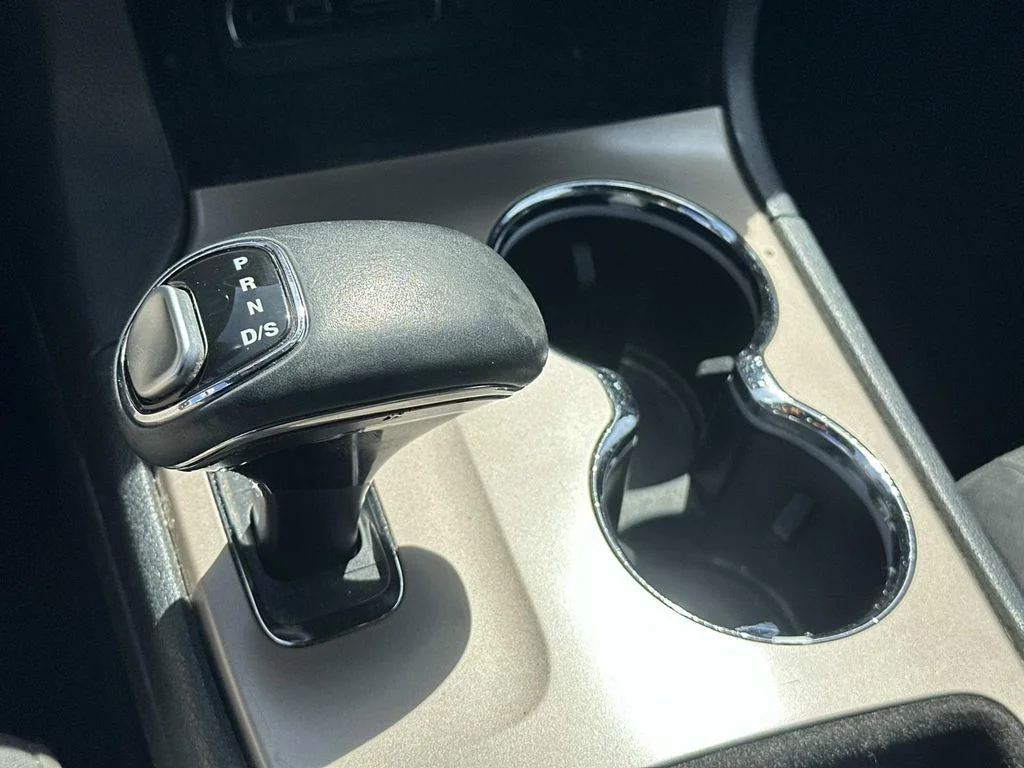 Used 2015 White/off-white Jeep Laredo image 23