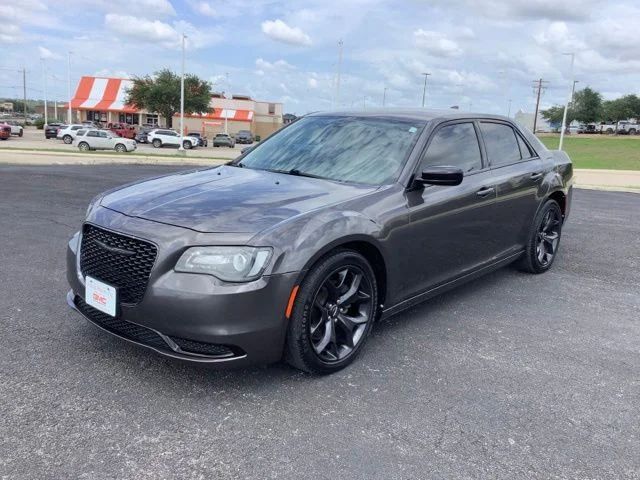 2020 Chrysler 300 Touring's photo
