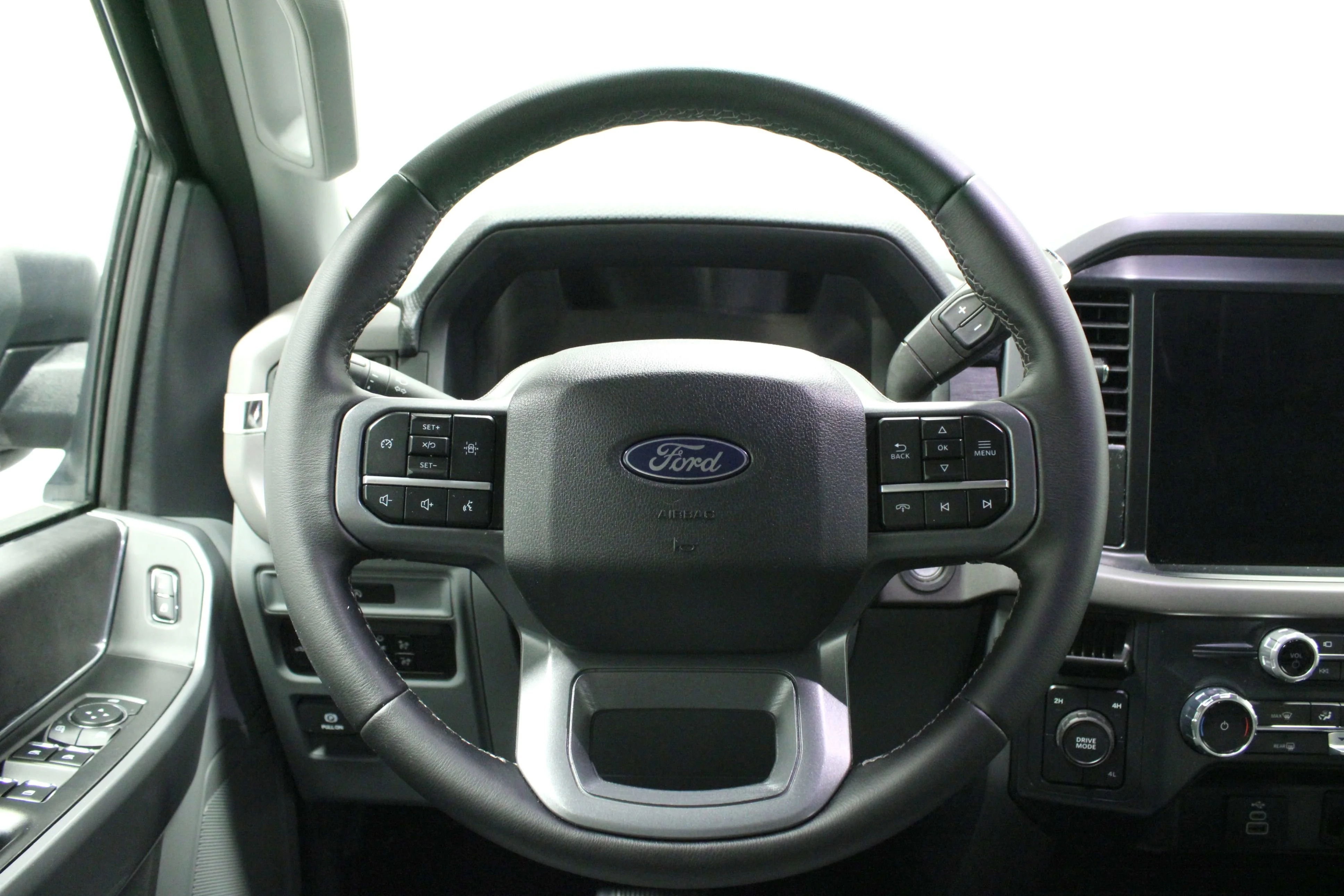 Used 2025 Agate Black Metallic Ford XLT image 22