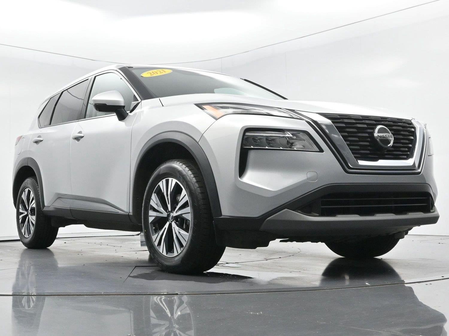 Used 2021 Brilliant Silver Metallic Nissan SV image 43