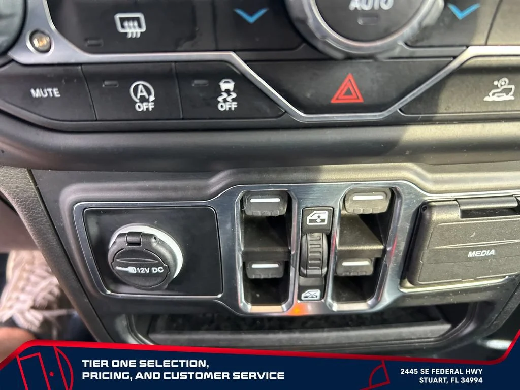 Used 2022 Gray Jeep Overland 4x4 image 23