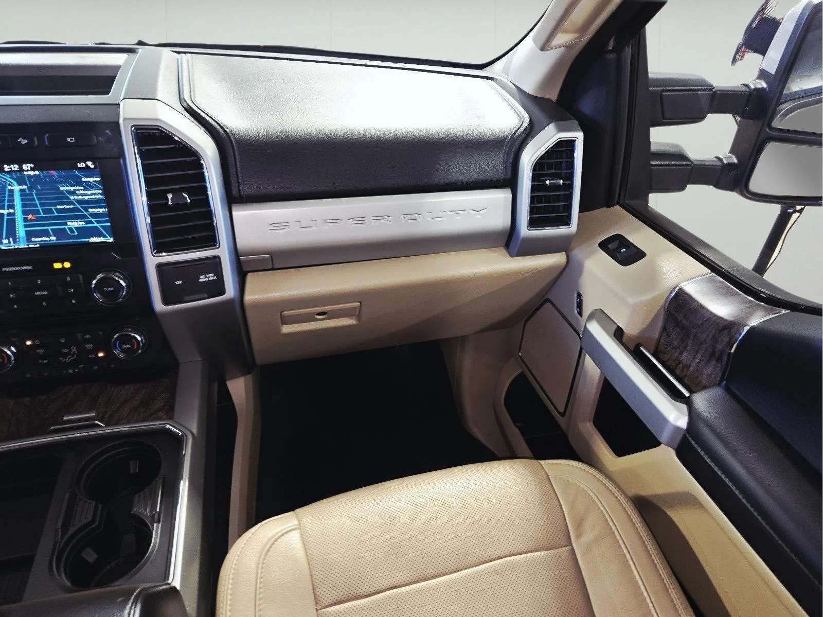 Used 2018 White Gold/Stone Gray Ford Lariat image 38