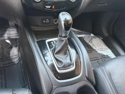 Used 2018 White Nissan SL image 16