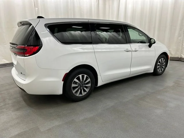 Used 2023 White Chrysler Touring L image 4