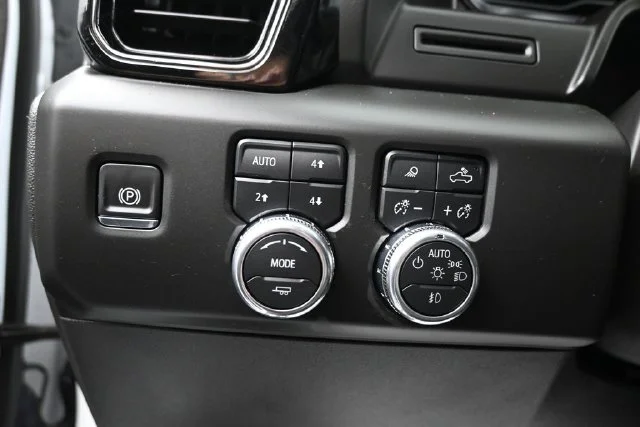 Used 2025 White GMC AT4 image 17