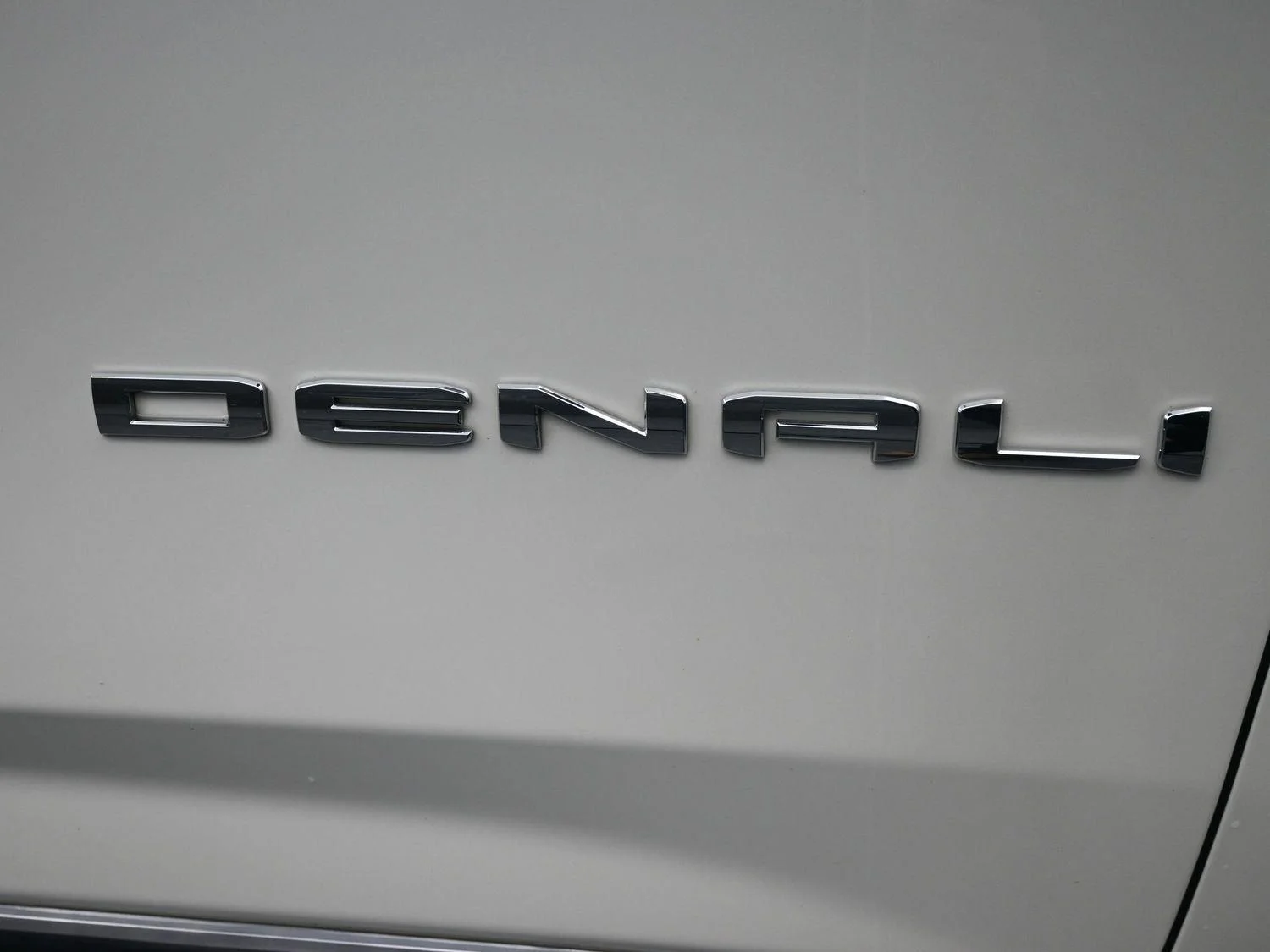 Used 2025 White Frost Tricoat GMC Denali Ultimate image 7