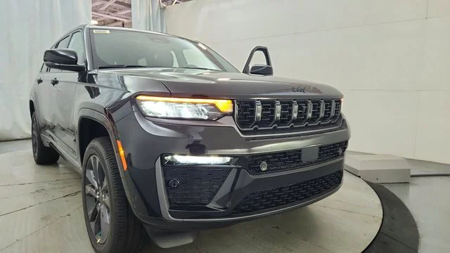 New 2026 Diamond Black Crystal Pearl-Coat Exterior Paint Jeep Limited image 16