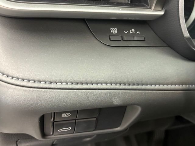 Used 2020 White Toyota XLE image 18
