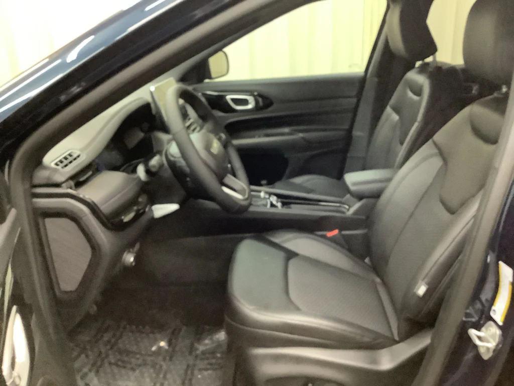 New 2026 Fathom Blue Pearl-Coat Exterior Paint Jeep Latitude image 13