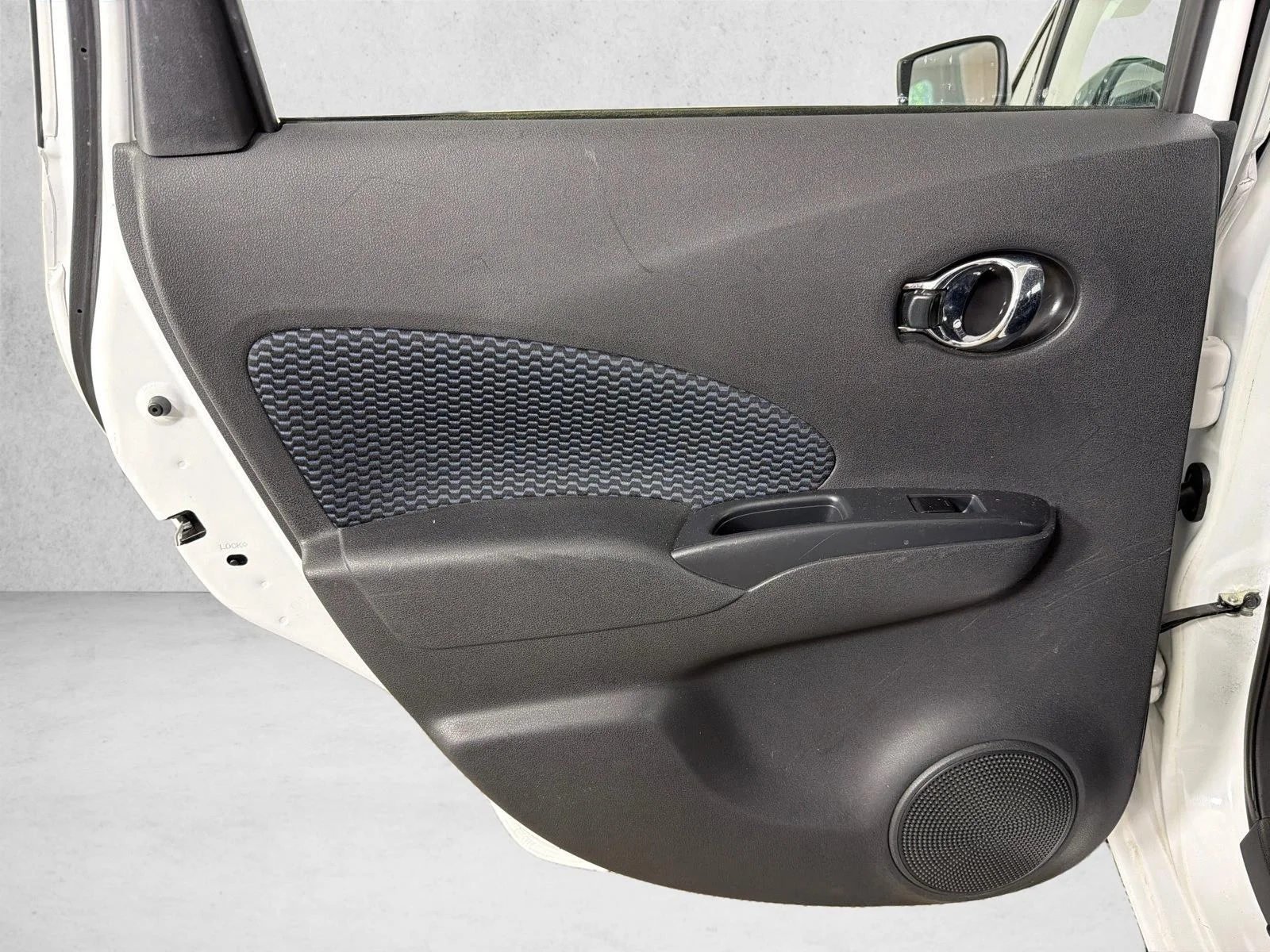 Used 2016 Whtie Nissan S image 21