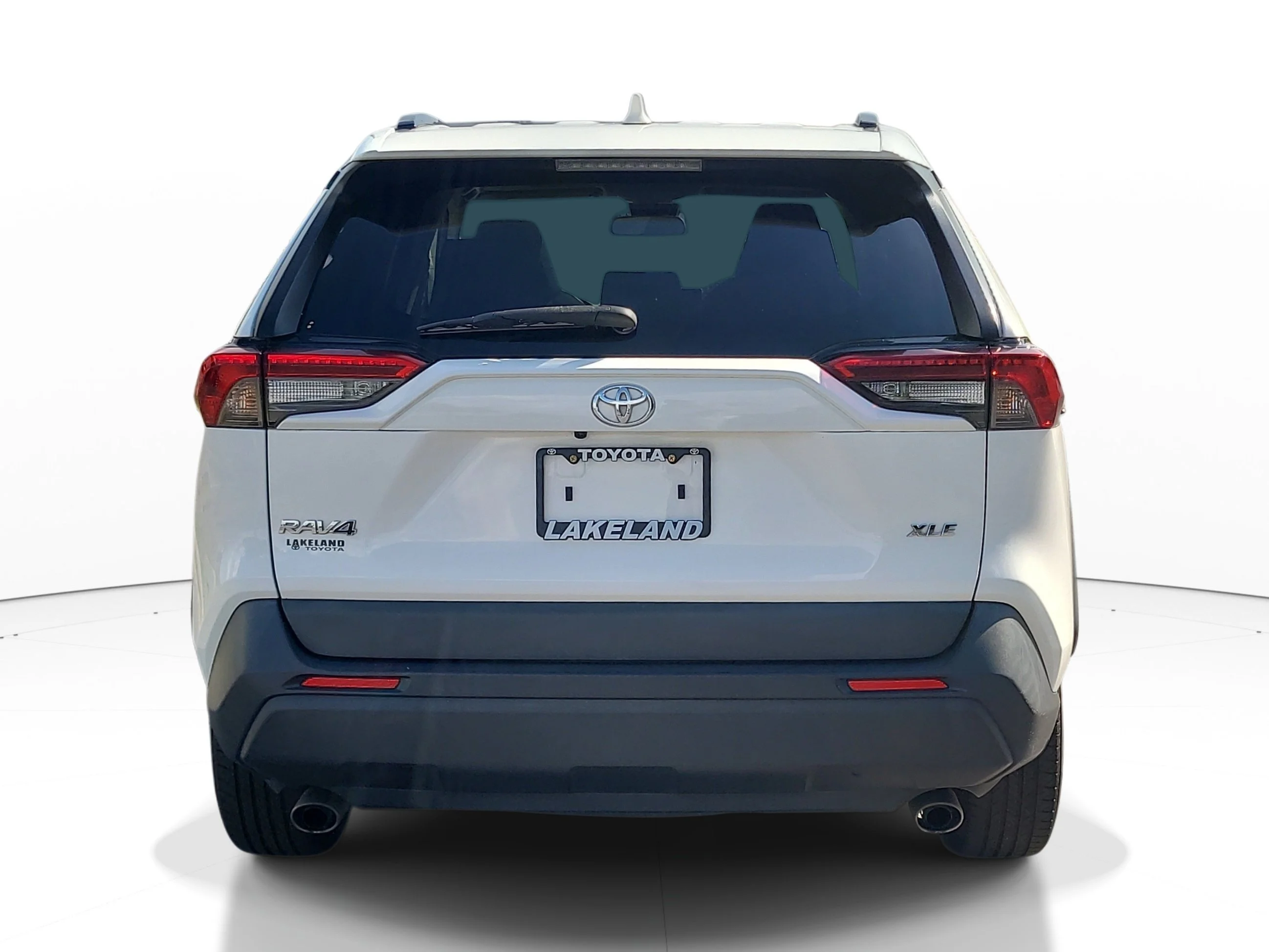 Used 2022 White Toyota XLE image 4