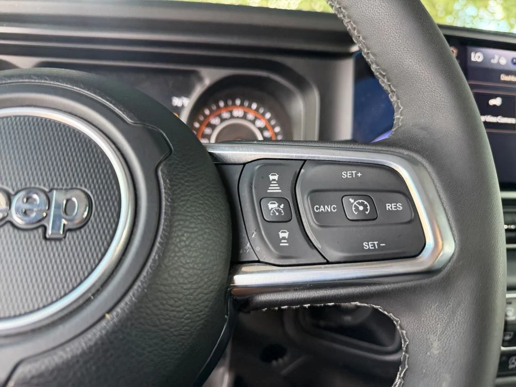 Used 2025 White Jeep Sahara image 25