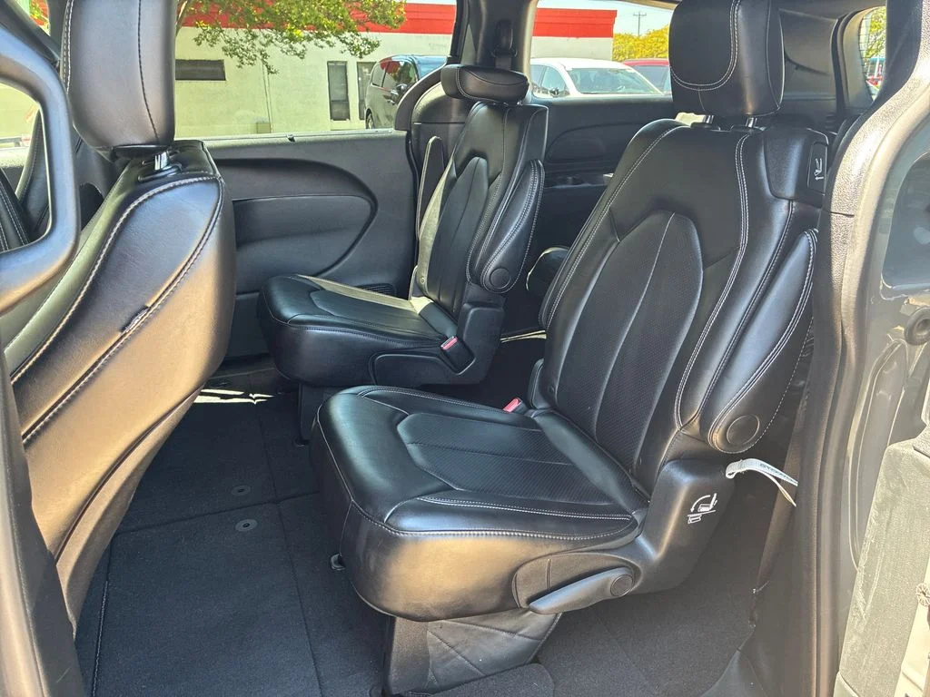 Used 2025 White Chrysler Select image 25