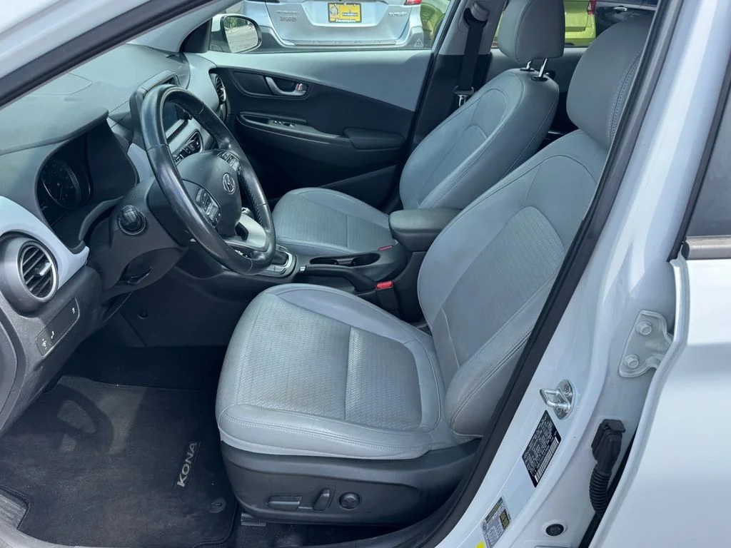 Used 2018 White Hyundai Limited image 5