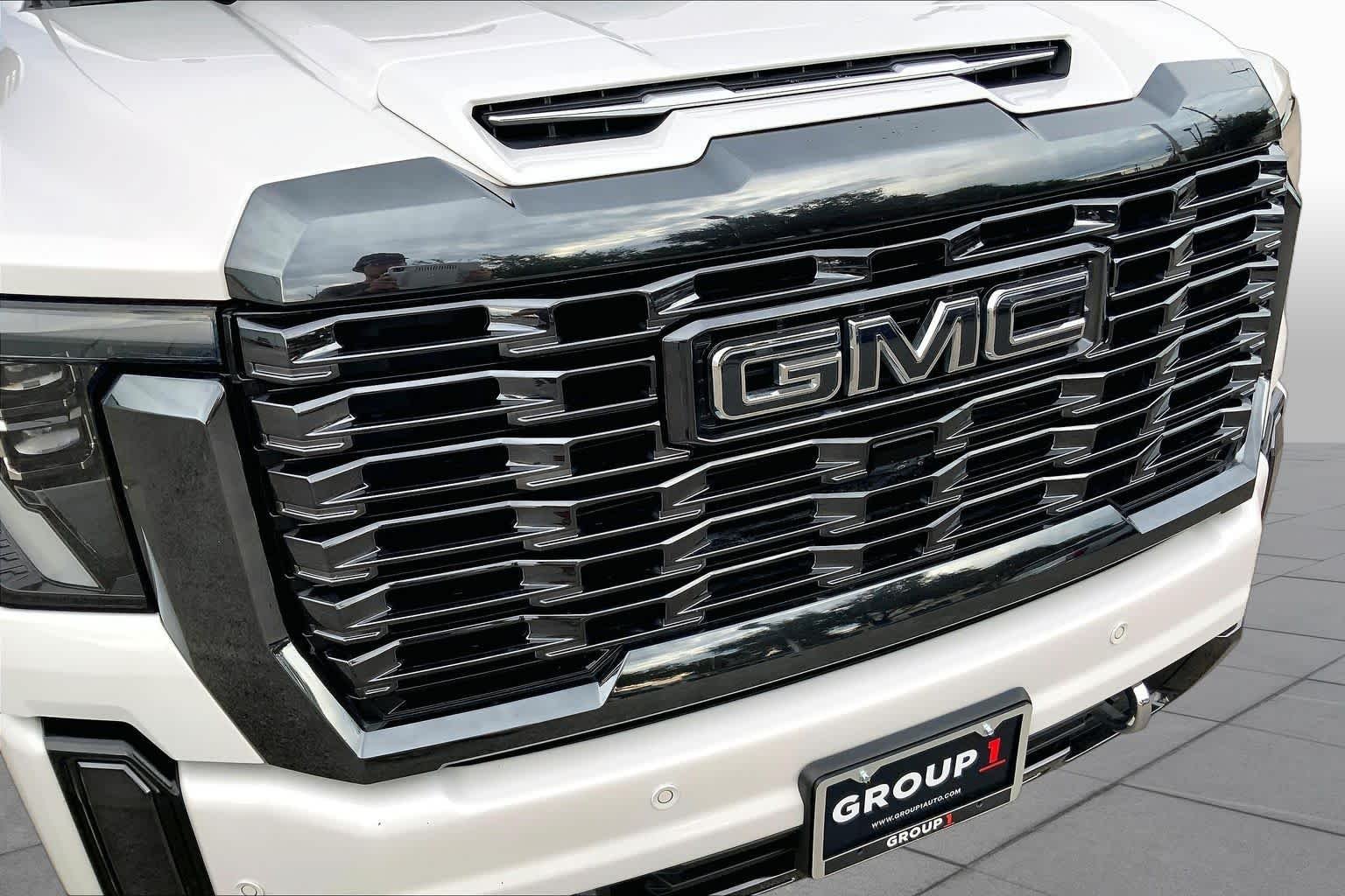 Used 2024 White Frost Tricoat GMC Denali Ultimate image 30