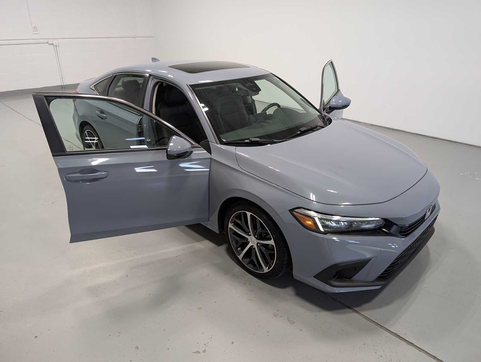 Used 2024 Sonic Gray Pearl Honda Touring image 16