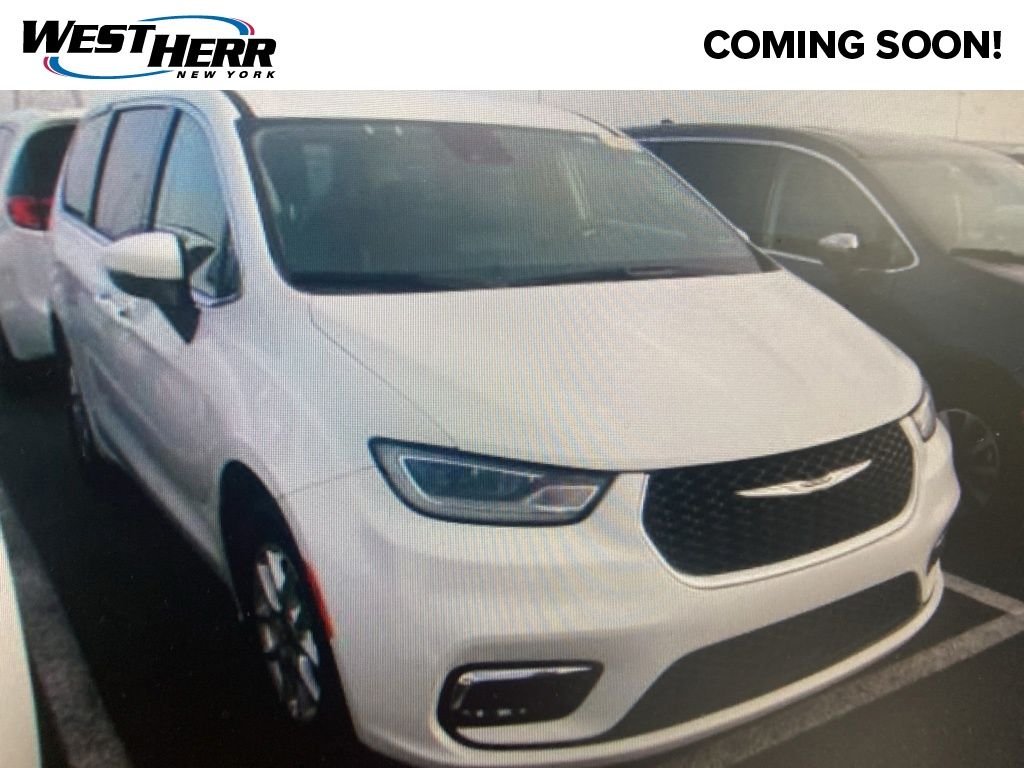 2023 Chrysler Pacifica Touring L's photo